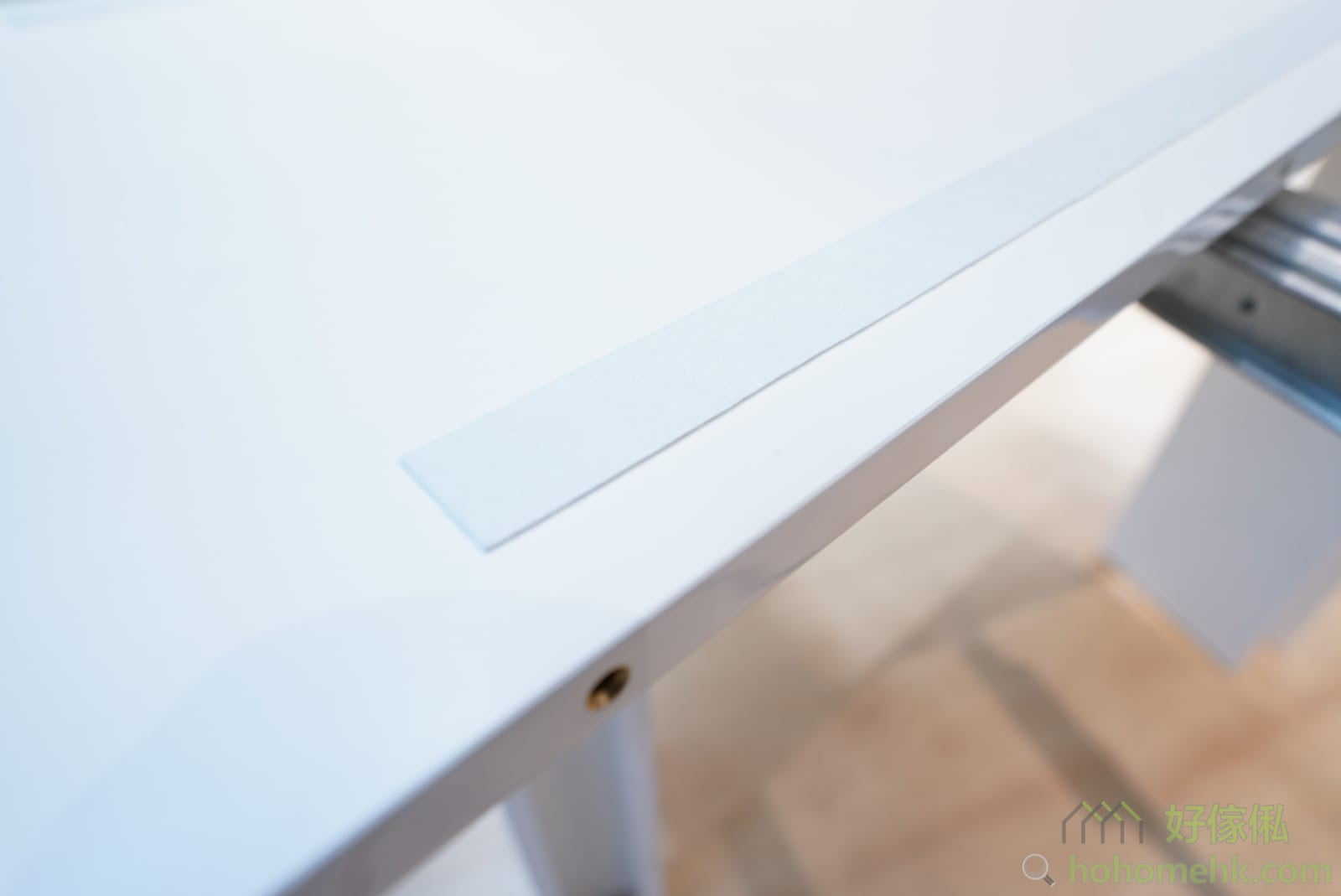 There are protective strips at the bottom of the table to prevent friction between the table and the guide