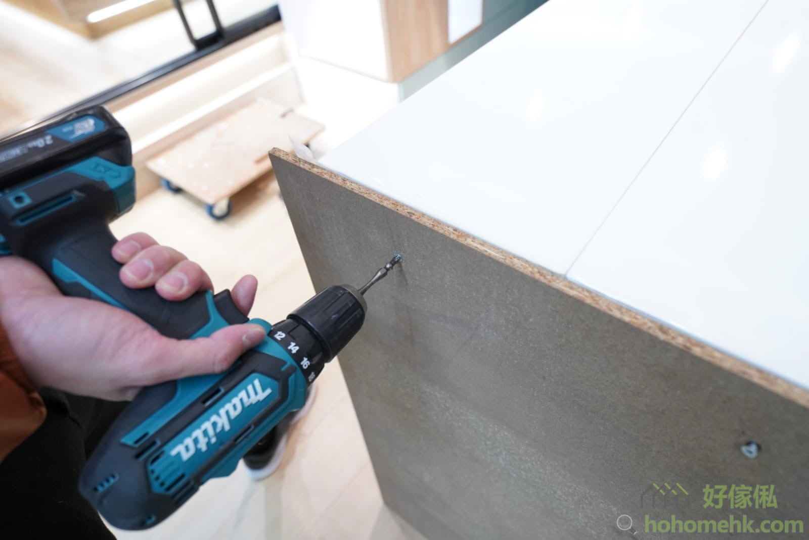 Remove the wrapped table bottom with a screwdriver