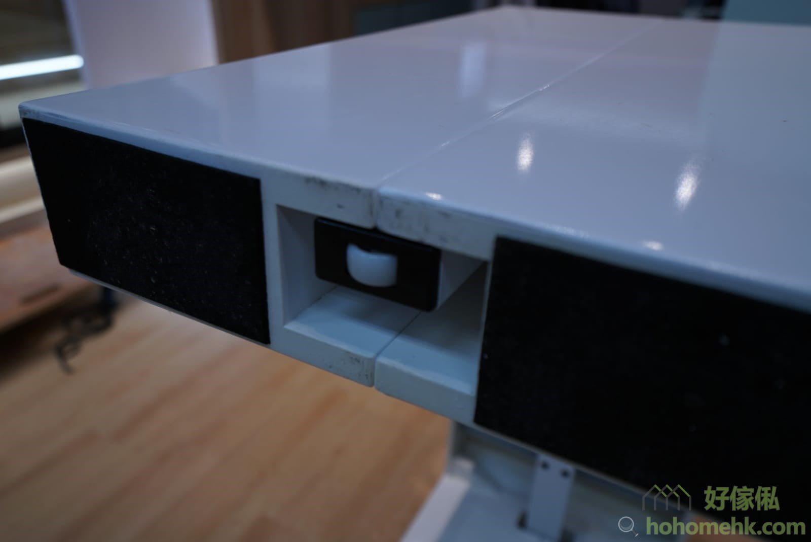 The bottom of the table has sponges and pulleys to protect the wooden floor