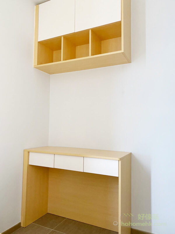簡單的書枱設計，配上吊櫃做書櫃，牆身大面積的留白可以令空間感更大，也就不會有累贅的感覺。