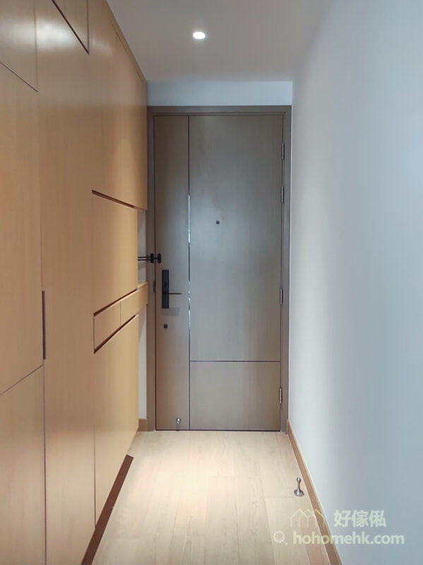 玄關櫃的暗抽櫃門可組成不一樣的幾何圖案