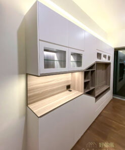 客廳櫃不到頂的設計也有好處，可以在櫃頂加裝燈槽，以燈帶打造間接光源為整個空間增添氣氛之外，亦令空間感大增