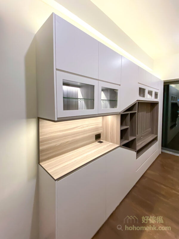 客廳櫃不到頂的設計也有好處，可以在櫃頂加裝燈槽，以燈帶打造間接光源為整個空間增添氣氛之外，亦令空間感大增