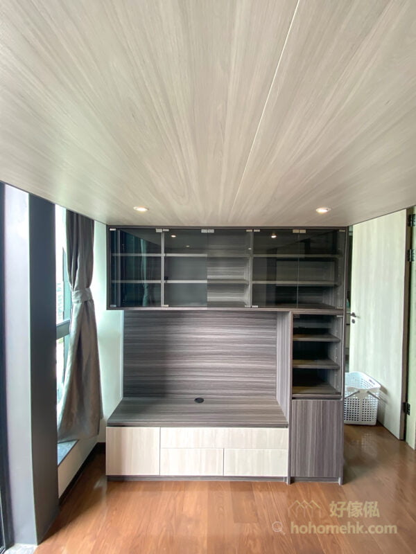 整個閣樓與儲物櫃用了深淺不同的暖木色，為小空間打造出層次感與設計感