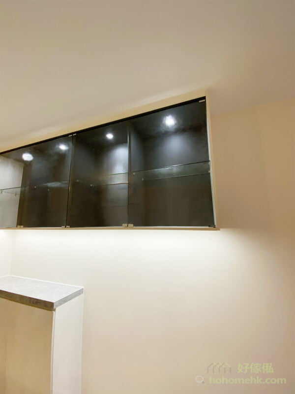 在玄關設計中加入玻璃櫃，能保留空間的通透度，又能用不同的材質拼湊出特別的空格風格