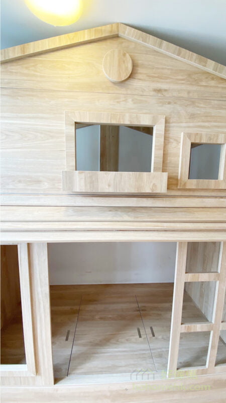 床架有窗有門的造型設計，讓孩子有一間屬於自己的小屋子的感覺