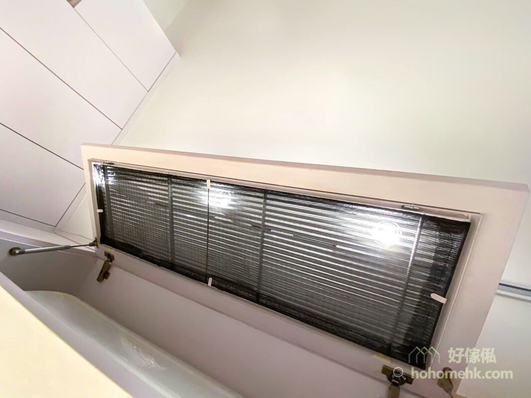 把冷氣機藏在吊櫃裡, 櫃門設有獨立隔塵網, 雙重保護