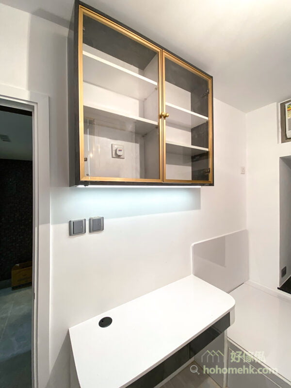 睡房的玻璃飾櫃櫃門配上金屬框，以及在衣櫃門用上細線條的金屬拉手和飾條，在大面積的黑、白面上更顯氣質和層次感
