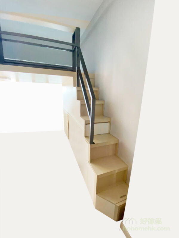 第一級樓梯特別做了斜角的設計，避免凸出來的尖角會絆腳，動線也更順暢