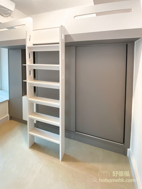 床下儲物櫃包含不同類型的儲物空間，掛衣區、層架、掩門櫃一一俱全，適合存放不同大小和類型的物品