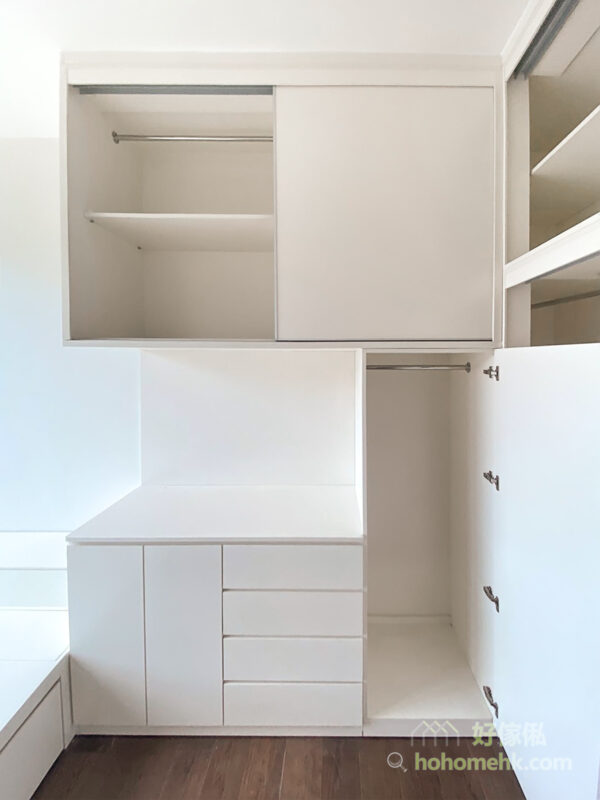 全白櫃門及櫃身的設計，運用暗抽的條線與趟門一前一後的層次，為白色的收納空間營造出不同的質感