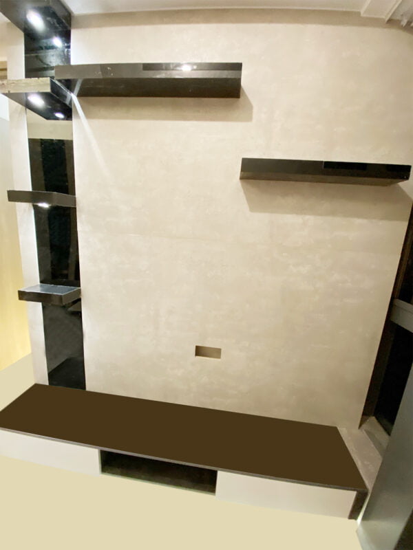 不夠寬闊的牆身如果做成高櫃，會令空間變得狹窄、擠擁又不好看，選用了極簡電視櫃代替傳統收納型的電視櫃美觀又實用