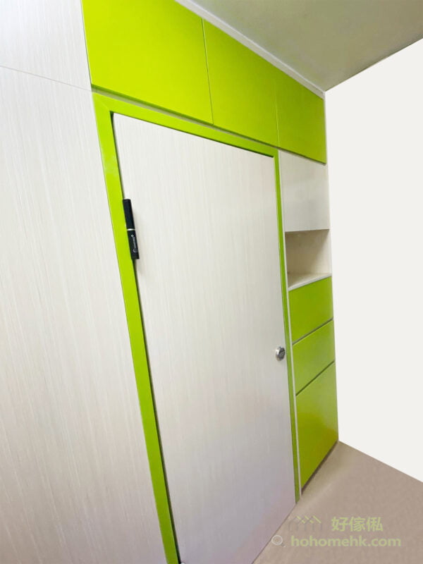 間房內的儲物櫃沿用螢光色的櫃門設計，安排在遠離睡床的位置，避免休息時會被過於鮮艷的顏色刺激眼睛