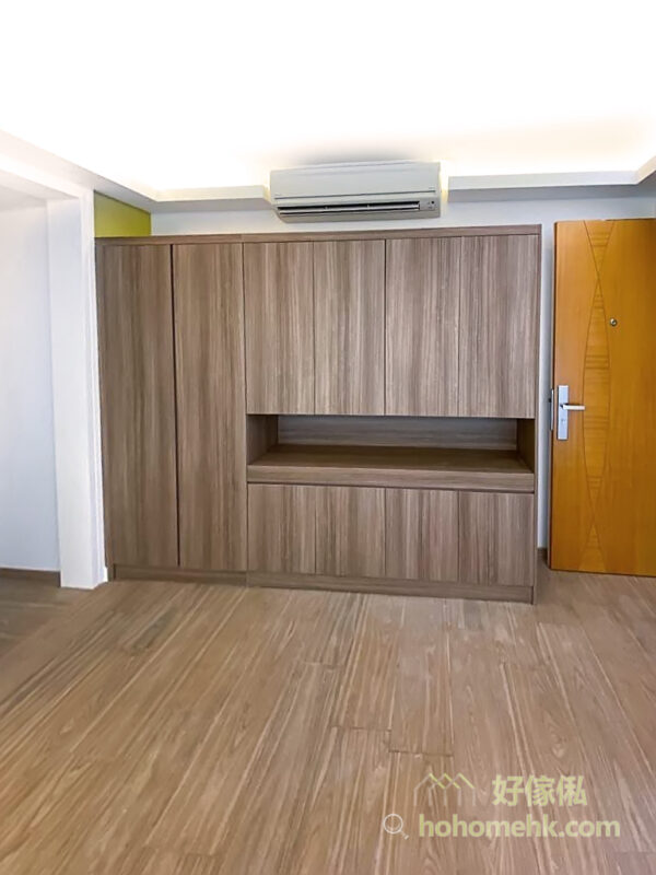 玄關櫃以簡約設計為主，全個櫃身都是原木色，與睡房地台和地板的色調呼應