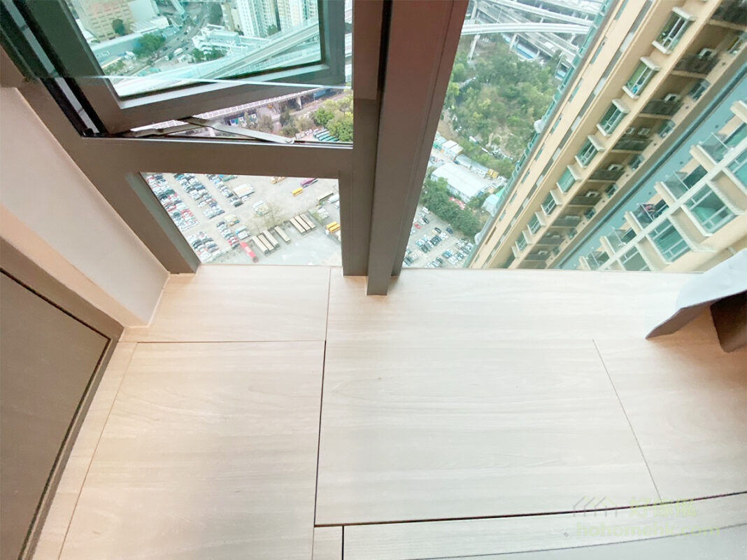 當地台的高度與窗台拉平之後，窗台的空間也可以吸納成室內的活動區域，屋主便可以擁有更寬敞的空間
