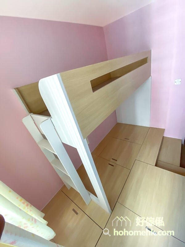 將碌架床爬梯安排在靠窗那邊，這樣上落上格床的時候比較不影響下格床的使用