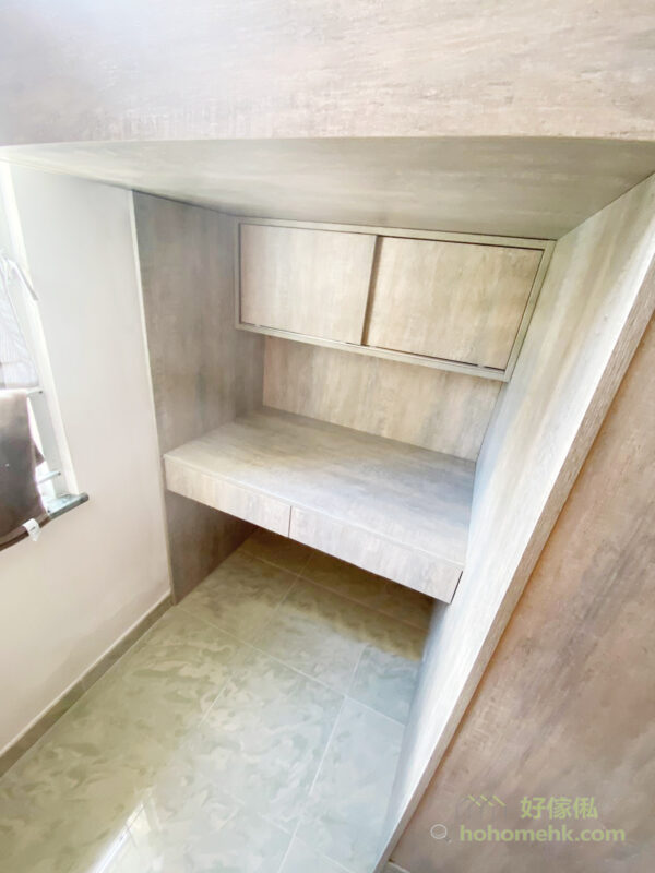 L形床和單人高架床都能騰空寬闊的空間作為書枱