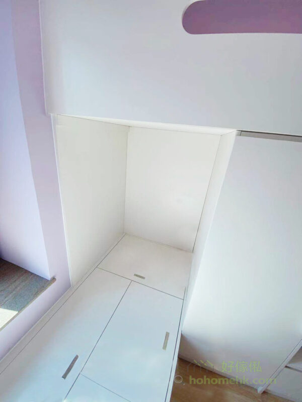 由於訂造組合床/上下格床/衣櫃/書枱時，造型和風格一致，可以讓空間視覺更清爽；同時，窗台、不規則形狀的角落，也能被訂造床完整地修飾及利用，令房間更實用。