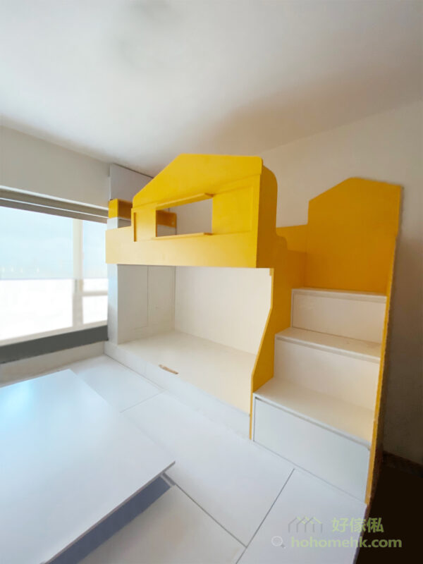 客人揀了一隻亮黃色，做成屋形的上格床圍欄和側板，不只為空間注入活力，亦可以明確地劃分出活動空間和睡眠區