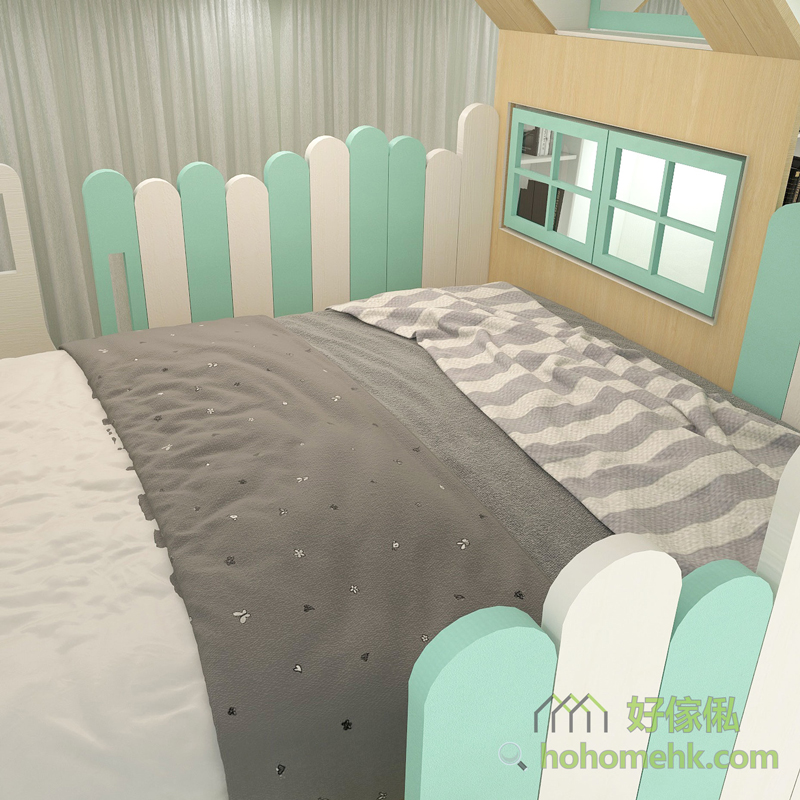 兒童閣樓床上層睡眠區另一角度，灰色條紋床褥鋪在床板，四周為白色薄荷綠直條圍欄；右側後牆有薄荷綠方形窗格面板，左側可見淺木色斜面屋頂結構；圍欄下方露出收納格邊緣；背景為白色窗簾及淺色牆身
