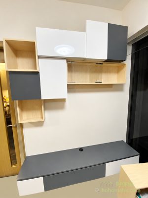 木色開放格、灰白門片與工作枱