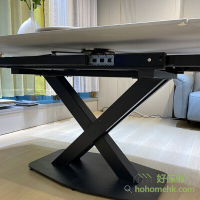 The cross-shaped table blade is located in the center of the table. It will not put up feet when eating. It will sit around every position of the table.