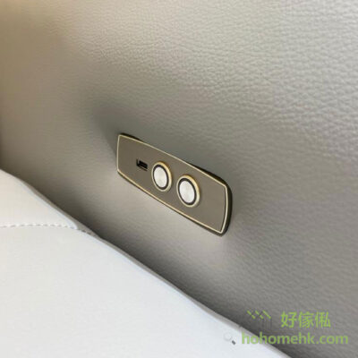 The electric lifting button is arranged on the inside of the carding armrest, even if the carding is placed against the wall, it will not affect the use. There is also a USB charging slot, which is very convenient for charging the phone.