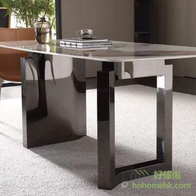 The table is made of black steel, solid and hollow asymmetrical feet, creating a simple and elegant atmosphere. The dining table is placed in the living room to show a stylish and atmospheric style.