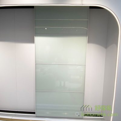 High privacy option: White aluminum frame + lacquered glass door