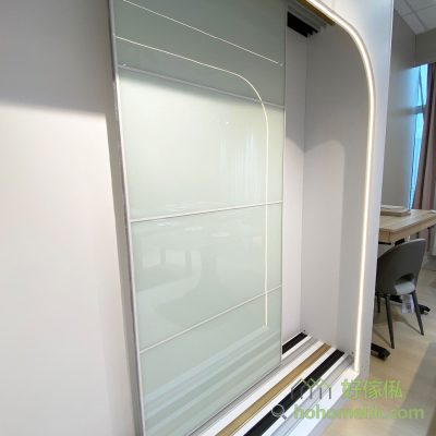 High privacy option: White aluminum frame + lacquered glass door