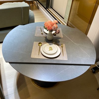 Round design, fashion atmosphere: The table uses round design, smooth and elegant lines, saving space and appearing fashionable atmosphere. This design not only conforms to the modern home style, but also adds a warm and harmonious dining environment for you.