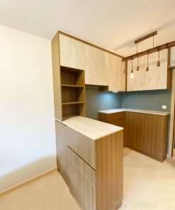 用半高櫃分隔開備餐區或酒吧區與客廳,既有一個區域分隔的功能,又可以變身一個吧枱。