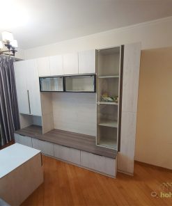 電視櫃包含幾格的玻璃飾櫃,可以將自己的收藏品展示出來,同時點綴家居。無框的清玻璃按彈門和鋁框玻璃門任君選擇,混搭使用也可以。