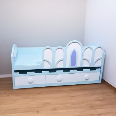 Do not want to make an animal bed, you can also incorporate the elements of frozen, order an Elsa castle bed.