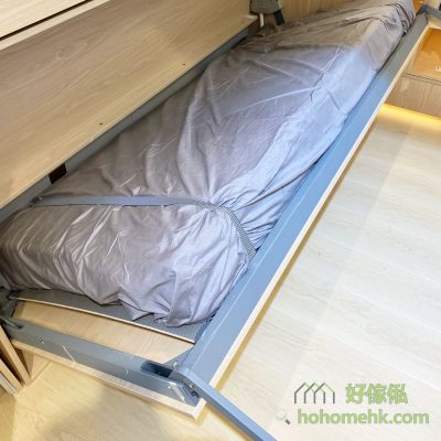 Both the upper and lower beds are equipped with cable belts, which can fix the mattress to avoid the mattress will shift when opening and closing.