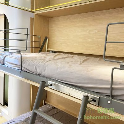 The grid bed is not only stable and safe, it will not shake, the head and the end of the bed also come with an iron frame fence, which is not afraid of rolling down the bed, nor is it afraid of pillows and being spread on the ground, but also easy to change the sheets.