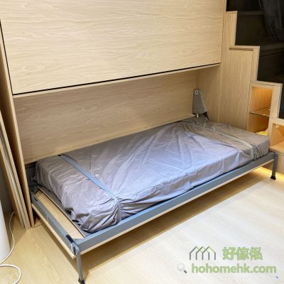 There is a small layer board on both sides of the bed, and small things such as mobile phones and glasses can be placed when sleeping, which is convenient to take at any time.