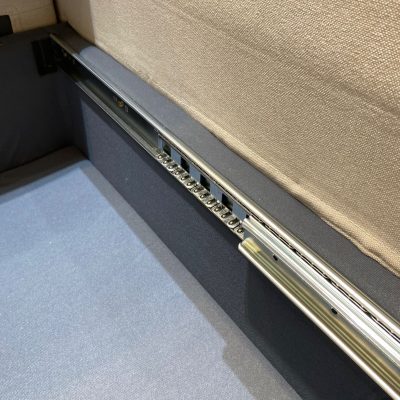 The carding bed is equipped with a rolling stainless steel track, and there are two small pulleys under the carding bed, durable and easy to pull, easy to open the carding bed.