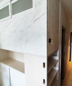 櫃側的兩個小方洞看似是裝飾,實際是讓工人姐姐爬上床的拉手。千萬不要小看這個挖空拉手,有這個拉手爬上爬落床都方便和安全很多!