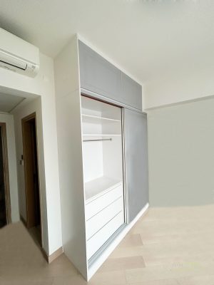 The cabinet bucket is collected after the door, although it will be less trouble to use, it can avoid the wardrobe from being visually cut into many thin Spaces, and a whole large cabinet door can make the wardrobe look more concise and durable.