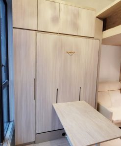 變形書枱床的枱與床箱呈現90度角 (T字型),這樣工作時可以隨意選擇面向窗坐或面向屋內坐,食飯時也可以兩個人對著坐,一齊邊聊天邊食飯,比起大家一齊面壁食飯更有儀式感。