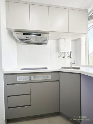 A very common HOS kitchen is a square kitchen, the kitchen itself is equipped with a hot water stove and reserved for washing machines, and the refrigerator is placed in the living room, so basically most guests will choose to order this L-shaped kitchen cabinet.