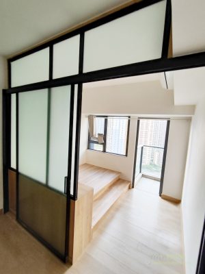 Now many people will choose to use glass rooms to create transparent sunshine rooms, if the number of family members is more, want to increase privacy, you can add a curtain, or choose frosted glass; If you live alone or two couples live by themselves, you can consider more transparent clear glass or gray glass.