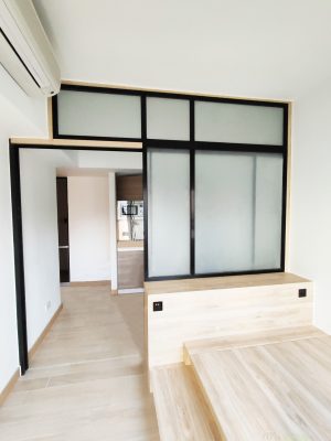 Because one of the walls has a beam, the designer made the horizontal position of the beam into a fixed design of the stem glass, and the position below the beam is the position of the door to open and close, making the whole space more concise and beautiful.