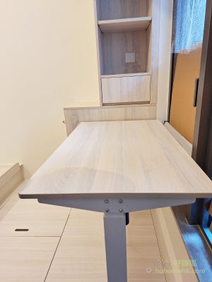 In the case of electric lifting table, Milan oak color with white feet, not bulky, but can freely raise and lower the height of the table, sitting and standing work is no problem.