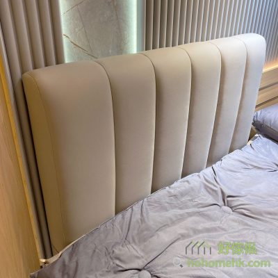 Headboard soft bag with high resilience sponge, moderate hardness, good back support, thickness of about 250mm, leaning on the head of the machine, reading are very comfortable.