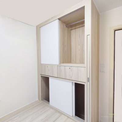 The design of the large and small wardrobes is also simple and practical. The integrated design of the table and the bookcase of the small wardrobe does not achieve the top, increasing the sense of space, there are cabinet buckets, bookshelves, and two wardrobes, which can be placed to read books, arrange small ornaments, and store life debris. The big wardrobe is done at the end of the bed, and the design to the top increases the amount of storage, and the clothes will not be forced to burst the wardrobe.