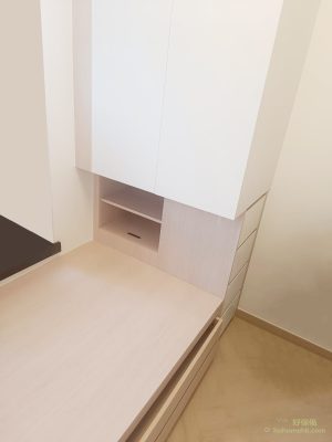 In this recessed position, an exclusive wardrobe can be ordered, which increases the storage space without occupying the original room area. This not only saves space, the bed and cabinet flatten the room lines, but also keeps the whole room clean and orderly.