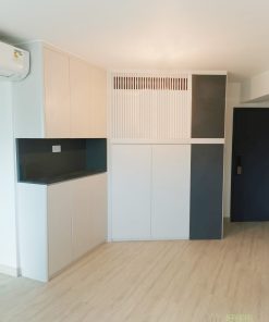 黑白灰是極簡主義風格的代表色彩,能營造出簡潔、優雅的視覺效果,非常時尚大方。可以看到即使一個超大的轉角櫃放在客廳,都不會覺得有很大的壓迫感,縱橫交錯的黑白灰拼色,反而營造到一種層次感。