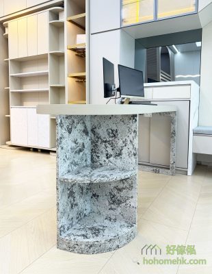 C cabinet into the design of the office table, the design of the semi-round table can modify the space, reduce the sharp corners, and even the feet of the table can be taken care of to become small bookshelves, to put books or potted plants!